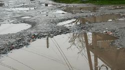 Житель жалуется на лужи на улице Көк-Жар и просит установить лотки, сделать ремонт