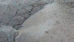 Дорога провалилась вместе с люком. Житель просит отремонтировать ее