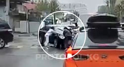 Машина наехала на пешеходов, когда они переходили дорогу. Видео наезда на Уметалиева