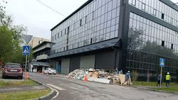 Строймусор складывают вдоль дороги на Ибраимова