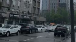 Машины припаркованы на дороге в 7 мкр и закрывают проезд. Видео горожанина