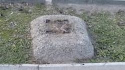 Когда уберут бетонные остатки от рекламных конструкций? Ответ мэрии