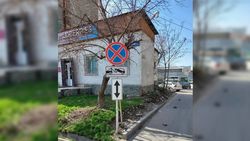 Законно ли установлен дорожный знак на Суюмбаева, 12? Мэрия запросила у УПСМ