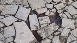 «Бишкекасфальтсервису» поручат ремонт плиток возле ЦУМа