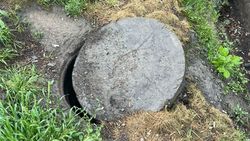 На Анкара—Ч.Валиханова приоткрыта крышка люка. Фото горожанина