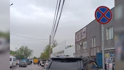 Знак эвакуатора в Аламединском рынке сорвали