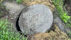 Крышка открытого колодца на Анкара—Ч.Валиханова закрыта