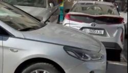 На улице Жумабека припаркованная машина заблокировала выезд другим машинам