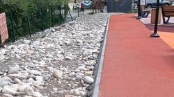 Горожанка жалуется на камни на спортивной площадке в Джал-29. Видео