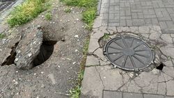 Возле мечети в Среднем Джале открыта крышка люка, цемент другого люка трескается