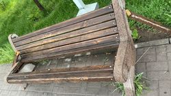 Скамейка на тротуаре в Верхнем Джале сломалась