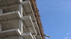 На Жукеева Пудовкина идет строительство без защитных навесов, - житель