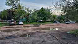 Футбольное поле рядом с ж/д вокзалом продолжают использовать как парковку. Житель просит закрыть проезд