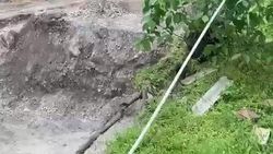 Бордюр у вырытого котлована на Чуй—Шопокова смещается. Видео горожанина