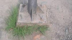 Житель: Правильно ли фонарные столбы закреплять только гайкой?