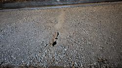 На Московской тротуар с дырами