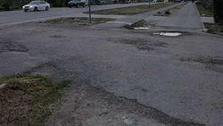 Бишкекчанин перечислил дефекты дороги на Садырбаева и попросил устранить их