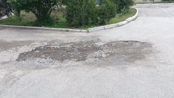 Ямы на территории Чуйской областной больницы