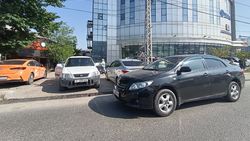 Машины паркуются на тротуаре возле ЦОНа на Жибек Жолу—Ибраимова