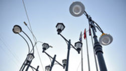 Почему не включают освещение на улице в темное время, если ограничения мощности отменили? - горожанин