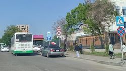 Машины паркуются на остановках по проспекту Жибек Жолу