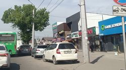 На Жибек Жолу—Курманджан Датка парковка на остановке. Горожане просят УПСМ принять меры