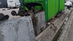 Горожанин просит заменить разбитые мусорные контейнеры на новые на Мичурина—Абдрахманова