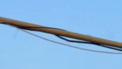 Линия электропередач проложена по газопроводу в жилмассиве Кырман. Видео жителя