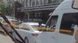Машины стоят на автобусной остановке Чуй—Гоголя и мешают проезду, - водитель