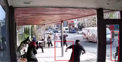 Грузовик врезался в остановку и разбил стекло. Видео