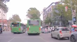 Автобусы выехали на красный и со второго и третьего рядов повернули направо