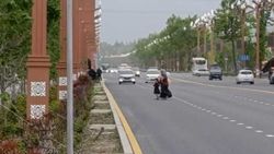 Горожане продолжают перебегать дорогу по Айтматова в неположенном месте, несмотря на новую подземку. Фото