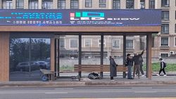 Скамейку на новой остановке по пр. Айтматова начали чинить