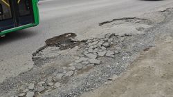 Остановки в Кок-Жаре не обустроены площадкой, дорога по 7 Апреля разбита, - житель
