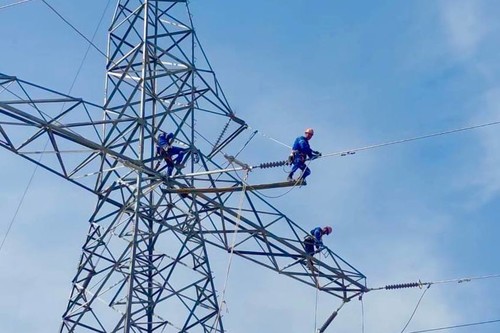 В Баткене проводится капитальный ремонт 20 км линий электропередачи