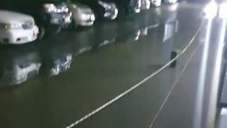 Парковку на улице Анкара затапливает после дождя. Видео горожанина