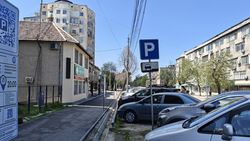 На Токтогула стоят знаки бесплатной парковки и столбы с QR-кодом для оплаты парковки