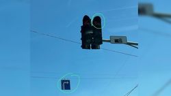 «Верить светофору или дорожному знаку?»: Водитель интересуется организацией дорожного движения на Дэн Сяопина—Фучика «Верить светофору или дорожному знаку?»: Водитель интересуется организацией дорожного движения на Дэн Сяопина—Фучика