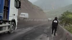 В Бооме перевернулась фура с углем