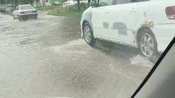 В Бишкеке затопило улицу 7 Апреля. Видео