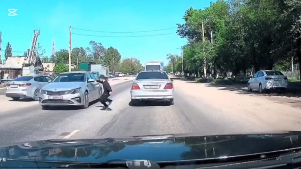 В селе Люксембург подросток едва не попал под колеса автомобиля. Видео