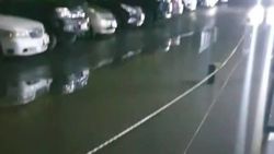 Парковку на улице Анкара затапливало после дождя. Мэрия поручила очистку и продувку труб