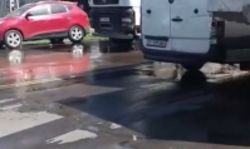 На Абдрахманова ниже Жибек Жолу опять затопило дорогу водой из арыка
