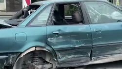 В Бишкеке столкнулись «Ауди» и «Мерседес». Видео с места аварии