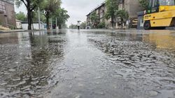 На участке дороги по Льва Толстого уложили первый слой асфальта. Фото