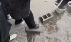 Тротуар на пр.Чуй затопило во время дождя. Горожане сделали дорожку из бетонных блоков