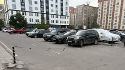 В микрорайоне Джал-23 жители устроили самовольную парковку, - горожанка