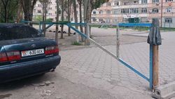 В мкр Тунгуч во дворе дома №65 самовольно установили шлагбаум, - житель