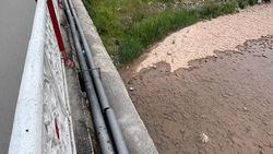 Под мостом на Ахунбаева—Набережная из трубы вытекает вода в реку Аламедин
