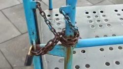 Качели на площадке для детей с инвалидностью в парке «Ынтымак» закрыты на замок